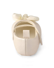 Cargar imagen en el visor de la galería, Baby Girl Mary Jane Dress Shoes - Cream