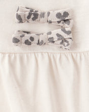 Cargar imagen en el visor de la galería, 2-Piece Long-Sleeve Bodysuit &amp; Pull-On Leopard Pants
