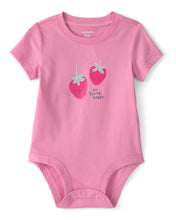 Cargar imagen en el visor de la galería, 'So Berry Happy' Strawberry Graphic Bodysuit - Pink
