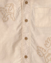Cargar imagen en el visor de la galería, Camisa De Manga Corta De Botones Con Tucán Bordado Caqui
