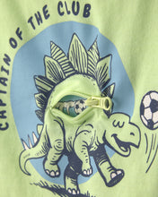Cargar imagen en el visor de la galería, Playera Con Gráfico De Dinosaurio Jugando Fútbol Soccer Verde
