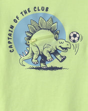 Cargar imagen en el visor de la galería, Playera Con Gráfico De Dinosaurio Jugando Fútbol Soccer Verde
