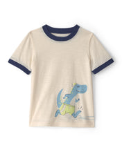 Cargar imagen en el visor de la galería, Playera Con Gráfico De Dinosaurio Jugando Fútbol Soccer Blanca
